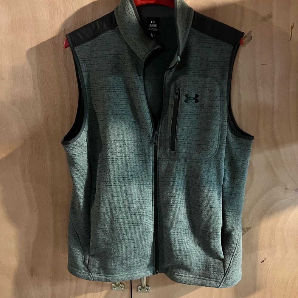 Under Armour fleece vest in mint condition
